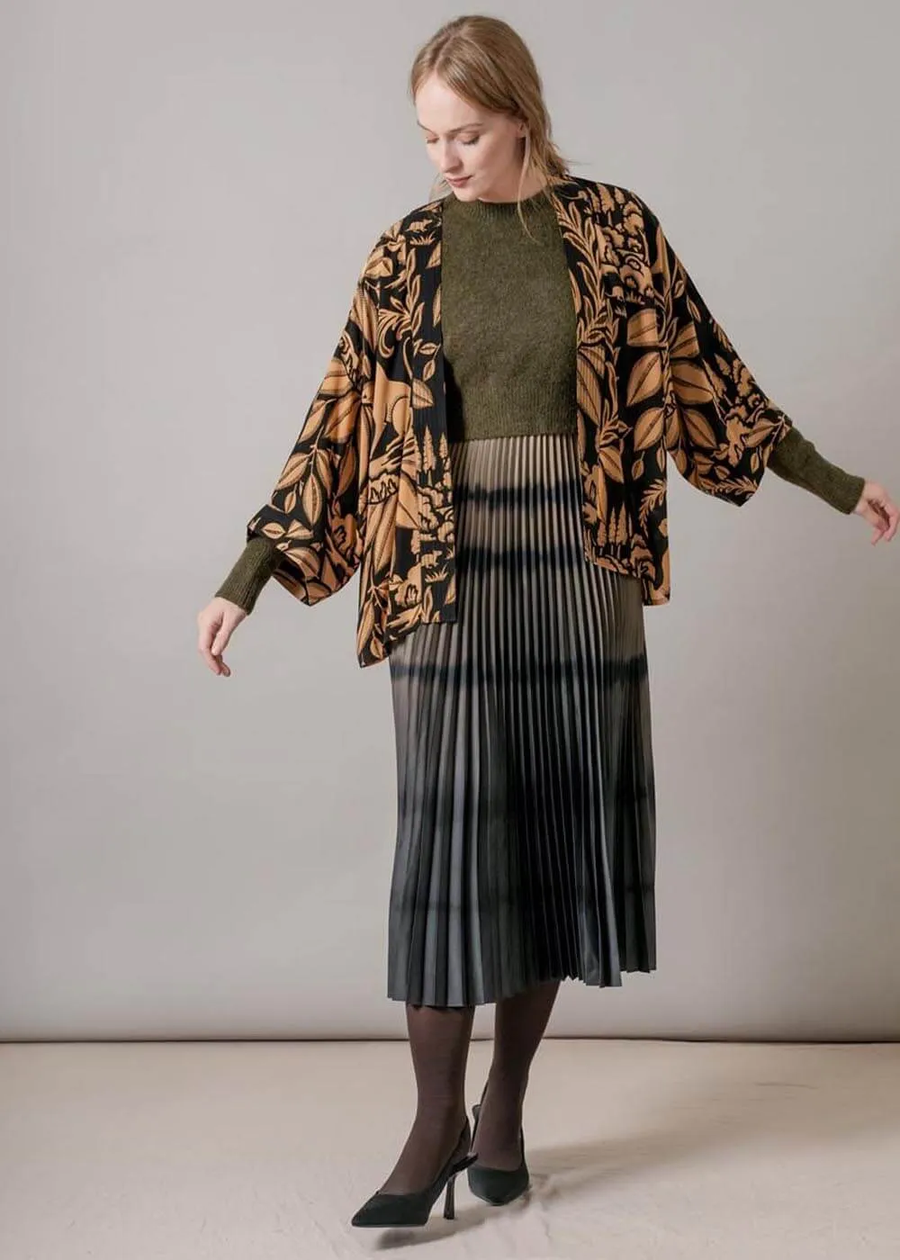 One Hundred Stars Sphinx Crepe Short Kimono Black